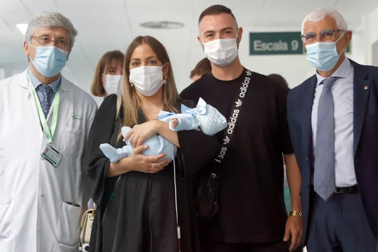 a pareja formada por Tamara y Jesús posan con el conseller de Salud, Manel Balcells (d), el jefe del servicio de Ginecología del Hospital Clínic, Francisco Carmona (i), y su hijo, el pequeño Jesús. EFE/Toni Albir